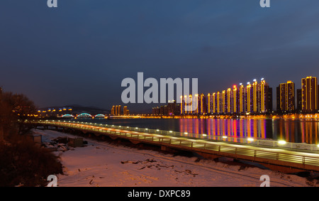 Vue de nuit sur la rivière Songhua en hiver. La ville de Jilin, Province de Jilin, Chine Banque D'Images