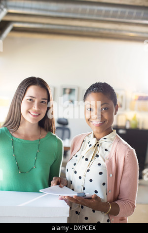 Portrait of smiling people shaking hands in office Banque D'Images