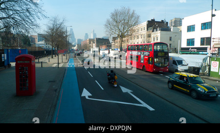 Une vue sur la route Whitechapel en regardant vers de grands bâtiments dans la ville de Londres, Royaume-Uni KATHY DEWITT Banque D'Images