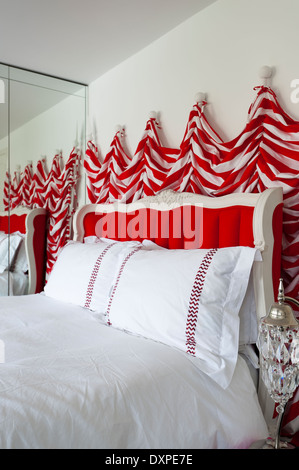 Rayé rouge et blanc Des hangings de mur par Nicholas Haslam dans chambre avec feu latéral par Mark Brazier Jones Banque D'Images