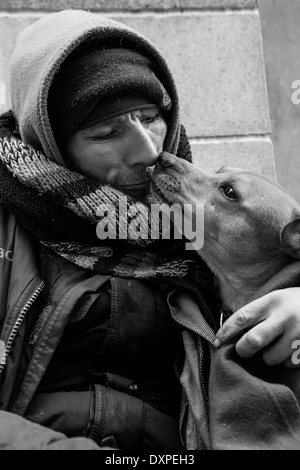 Sans-abri avec son chien dans les rues de Londres. Banque D'Images