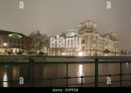 Berlin, Allemagne, éclairé Reichstag en quartier du gouvernement à Berlin-Mitte Banque D'Images