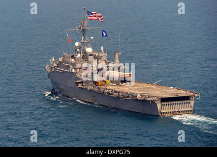 Mer de Chine orientale. Mar 27, 2014. US Navy Austin-classe de transport amphibie USS Denver dock pendant un exercice, le 27 mars 2014 dans la mer de Chine orientale. Credit : Planetpix/Alamy Live News Banque D'Images