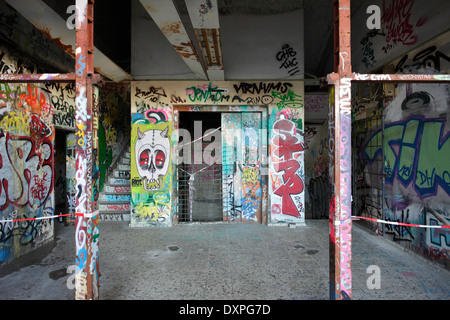 Berlin, Allemagne, enduit des murs dans les ruines d'Abhoerstation l'Armée américaine sur le Teufelsberg Banque D'Images