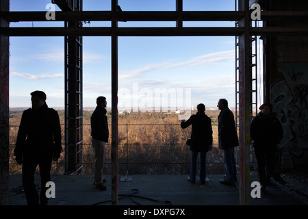 Berlin, Allemagne, les visiteurs vers les ruines de l'Abhoerstation l'Armée américaine sur le Teufelsberg Banque D'Images