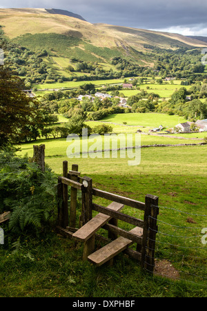 Regardant vers la vallée et Fan Brycheiniog Tawe près de Glyntawe dans les Brecon Beacons of South Wales UK Banque D'Images