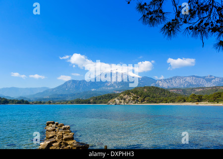 Vue du mont Olympos du Sud Port de la cité antique lycienne de Phaselis, Antalya Province, Lycie, Turquie Banque D'Images