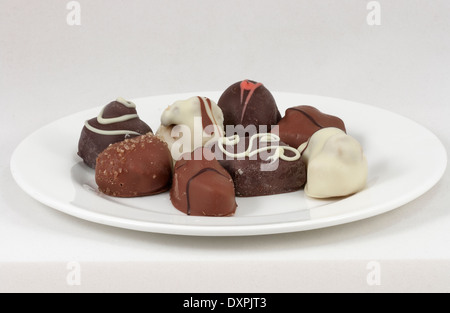 Fait mains ​​Chocolates on white plate libre Banque D'Images