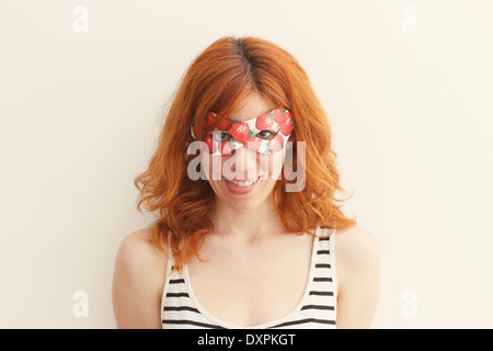 Superhero girl wearing mask avec des fraises Banque D'Images