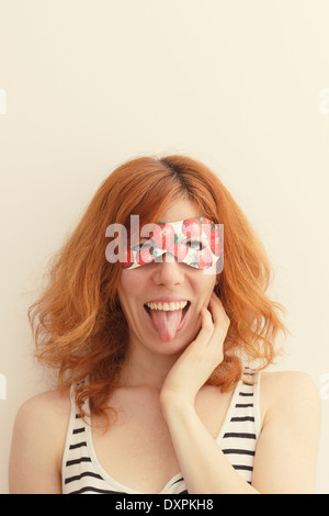 Superhero girl wearing mask avec des fraises Banque D'Images