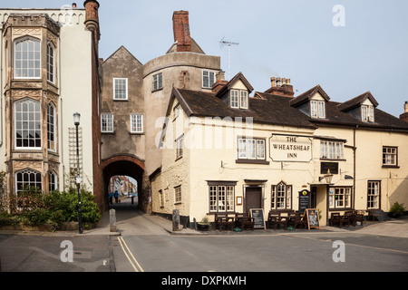 Le Wheatsheaf Inn et vaste Gate, Broad Street, Ludlow, Shropshire Banque D'Images