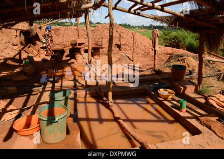 Geita en Tanzanie, l'extraction artisanale de l'or dans Mgusu, où environ 4000 personnes mine, écraser et laver dans des conditions dangereuses Banque D'Images