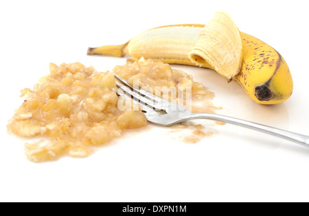 Libre de demi-banane pelées à la fourchette en purée de purée, isolé sur fond blanc Banque D'Images