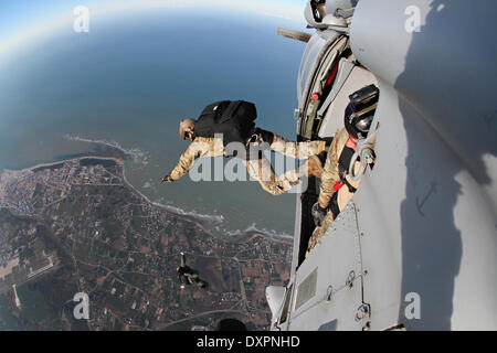 US Navy SEAL team membres de l'unité mobile de destruction des engins explosifs et des Forces spéciales 8 Espagnol conduite parachutage d'entraînement 26 mars 2014 plus de Rota, Espagne. Banque D'Images