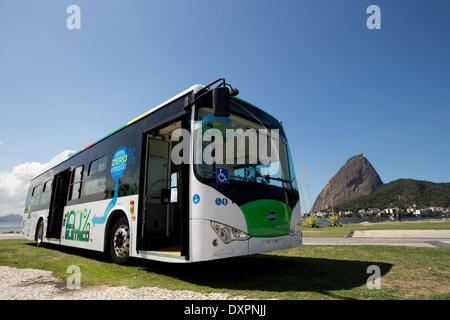 Rio de Janeiro. Mar 28, 2014. Un bus électrique fabriqué par la Chine BYD est vu à Rio de Janeiro, le 28 mars 2014. Un mois une exposition pour les bus électriques BYD a été inauguré ici vendredi. © Xu Zijian/Xinhua/Alamy Live News Banque D'Images