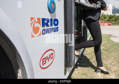 Rio de Janeiro. Mar 28, 2014. Une femme descend d'un autobus électrique exposé fabriqués par la Chine BYD à Rio de Janeiro, le 28 mars 2014. Un mois une exposition pour les bus électriques BYD a été inauguré ici vendredi. © Xu Zijian/Xinhua/Alamy Live News Banque D'Images