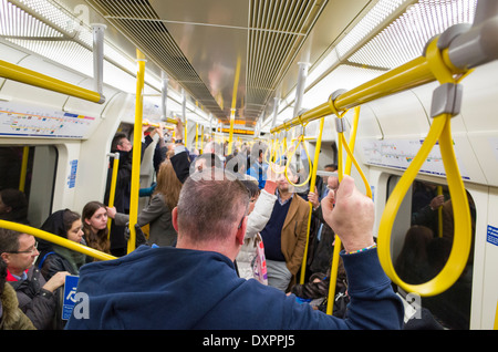 Les passagers sur la ligne Circle Transport de Londres en métro, England, UK Banque D'Images