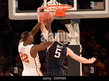 New York, NY, USA. Mar 28, 2014. Vendredi 28 mars 2014 : Iowa State Cyclones Avant Dustin Hogue (22) va à le panier bas face à Connecticut Huskies avant Niels Giffey (5) durant la première moitié de la NCAA tournoi régional de l'est demi-finale match de basket-ball entre l'état de l'Iowa et UConn au Madison Square Garden de New York City, New York. Bill Shettle/Cal Sport Media. Credit : csm/Alamy Live News Banque D'Images