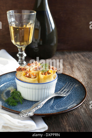 Les Cannelloni à la viande et fromage en sauce blanche Banque D'Images