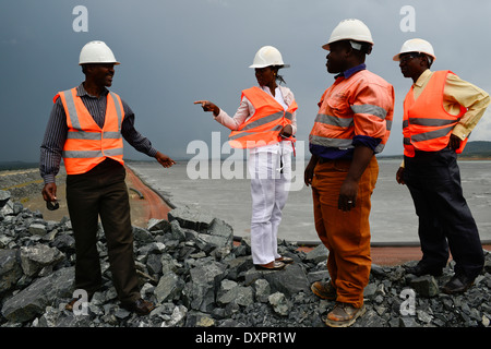 La Mine d'or de Geita en Tanzanie, la mine d'or à ciel ouvert de la société AngloGold Ashanti, étang d'épuration pour les effluents de traitement de minerai d'or contenant des produits chimiques tels que le cyanure ou le MacArthur-Forrest traiter Banque D'Images