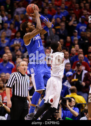 Indianapolis, IN, USA. Mar 28, 2014. Kentucky Wildcats/avant garde James Young (1) sont allés de référence d'une cavalier court joué au Kentucky Louisville le vendredi 28 mars 2014 à Indianapolis, IN. Photo par Mark Cornelison | Crédit Personnel : Lexington Herald-Leader/ZUMAPRESS.com/Alamy Live News Banque D'Images