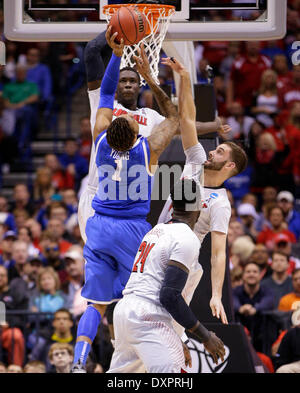 Indianapolis, IN, USA. Mar 28, 2014. Kentucky Wildcats/avant garde James Young (1) avait son tir bloqué par Louisville Cardinals de l'avant centre/Mangok Mathiang (12) au Kentucky joué Louisville le vendredi 28 mars 2014 à Indianapolis, IN. Photo par Mark Cornelison | Crédit Personnel : Lexington Herald-Leader/ZUMAPRESS.com/Alamy Live News Banque D'Images