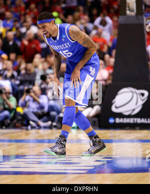 Indianapolis, IN, USA. Mar 28, 2014. Kentucky Wildcats avant Willie Cauley-Stein (15) boitait sur le plancher pendant un temps d'arrêt au Kentucky joué Louisville le vendredi 28 mars 2014 à Indianapolis, IN. Photo par Mark Cornelison | Crédit Personnel : Lexington Herald-Leader/ZUMAPRESS.com/Alamy Live News Banque D'Images