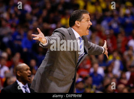 Indianapolis, IN, USA. Mar 28, 2014. L'entraîneur en chef des Wildcats de Kentucky John Calipari voulaient plus de ses joueurs au Kentucky joué Louisville le vendredi 28 mars 2014 à Indianapolis, IN. Photo par Mark Cornelison | Crédit Personnel : Lexington Herald-Leader/ZUMAPRESS.com/Alamy Live News Banque D'Images