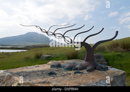 "Sanctuaire" de Roddy Mathieson, sur la rive du Loch Euphort, North Uist, Scotland, UK. Le pic d'Eaval derrière. Banque D'Images