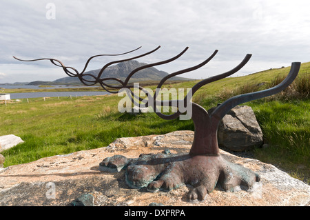 "Sanctuaire" de Roddy Mathieson, sur la rive du Loch Euphort, North Uist, Scotland, UK. Le pic d'Eaval derrière. Banque D'Images