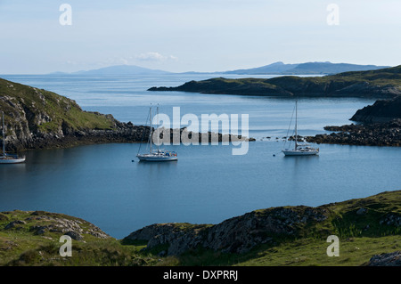 Yachts amarrés dans le port naturel à Rodel (Roghadal), l'Harris, Western Isles, Ecosse, Royaume-Uni. Banque D'Images