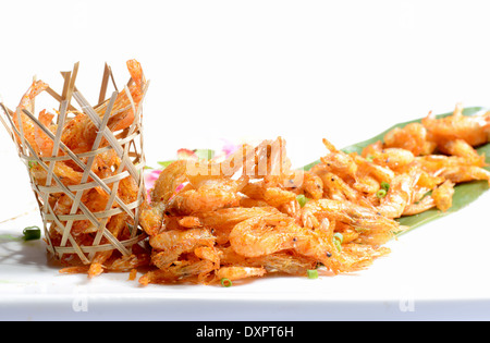 La nourriture chinoise:Crevettes frites dans un panier de bambou sur fond blanc Banque D'Images