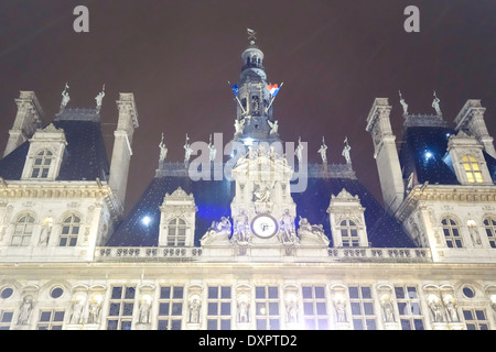 L'Hôtel de Ville dans le 1er arrondissement sur une nuit d'hiver pluvieuse, Paris, France Banque D'Images