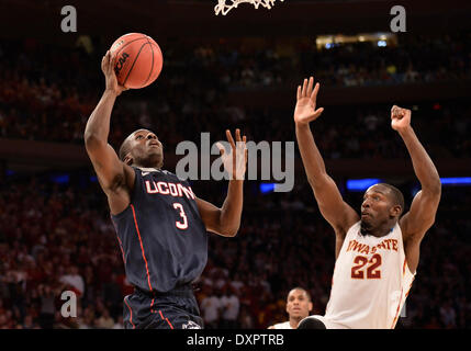 New York, NY, USA. Mar 28, 2014. Vendredi 28 mars 2014 : Connecticut Huskies guard Terrence Samuel (3) disques durs pour le panier contre Iowa State Cyclones Avant Dustin Hogue (22) au cours de la 2ème moitié de la NCAA tournoi régional de l'est demi-finale match de basket-ball entre l'état de l'Iowa et UConn au Madison Square Garden de New York, NY. UConn beat Iowa State 81-76. Bill Shettle/Cal Sport Media. Credit : csm/Alamy Live News Banque D'Images