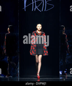 Beijing, Chine. Mar 28, 2014. Un modèle présente une création conçue par Xu Jing pendant la Semaine de la mode de Chine, à Beijing, capitale de Chine, le 28 mars 2014. Crédit : Chen Jianli/Xinhua/Alamy Live News Banque D'Images