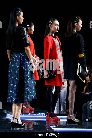 Beijing, Chine. Mar 28, 2014. Présenter les modèles creations conçu par Xu Jing pendant la Semaine de la mode de Chine, à Beijing, capitale de Chine, le 28 mars 2014. Crédit : Chen Jianli/Xinhua/Alamy Live News Banque D'Images