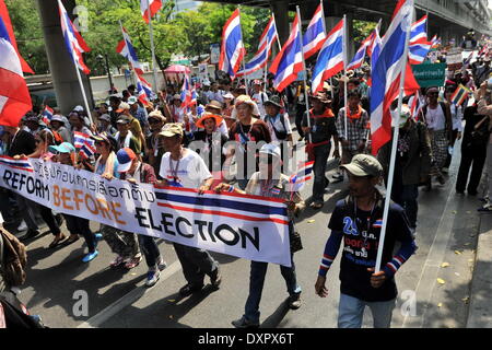 Bangkok, Thaïlande. Mar 29, 2014. Des manifestants anti-gouvernement marche à travers le centre de Bangkok, Thaïlande, le 29 mars 2014. Des manifestants anti-gouvernement thaïlandais le samedi a lancé un rassemblement de masse dans la capitale Bangkok à pousser pour une réforme nationale avant qu'une nouvelle élection générale. Credit : Gao Jianjun/Xinhua/Alamy Live News Banque D'Images