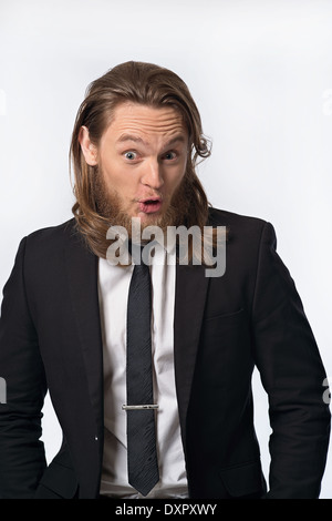 Une longue barbe cheveux homme en costume avec drôle d'expression. Un portrait humoristique concept Banque D'Images