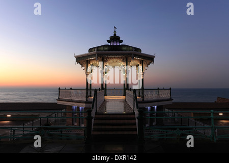 Les couleurs sur l'aube, promenade en bord de kiosque victorien, Brighton, Brighton & Hove, Sussex, England, UK Banque D'Images