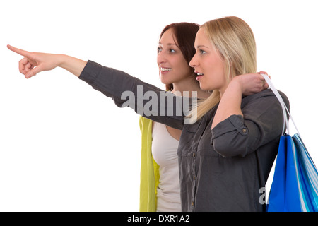 Une jeune femme avec des sacs de magasinage en montrant son ami quelque chose, isolé sur fond blanc Banque D'Images