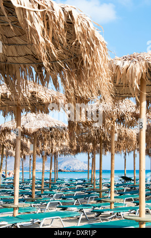 Parasols et chaises longues sur la plage de Elafonissi, Crète, Grèce Banque D'Images