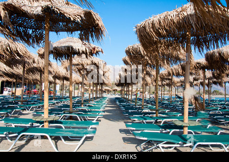 Parasols et chaises longues sur la plage de Elafonissi, Crète, Grèce Banque D'Images