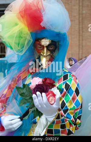 Robe arlequin coloré sur performance masquarade à Venise Banque D'Images