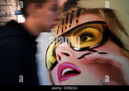 Berlin. L'Allemagne. Hackesche Höfe de graffitis dans l'entrée. Une femme moderne de la capture d'un homme qui passe. Berlin "la mecque du graffiti l'u Banque D'Images