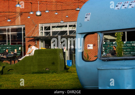 Berlin, Allemagne, le jardin de ralentissement de l'arène de la flotte de Berlin. De grands bancs et voitures couvert dans l'herbe à l'Arène de Berlin. La culture Banque D'Images