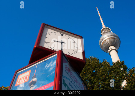 Tour de télévision et l'horloge universelle à l'Alexanderplatz à Berlin. Chacun est censé se souvenir que la Fernsehturm (plat remorquer Banque D'Images