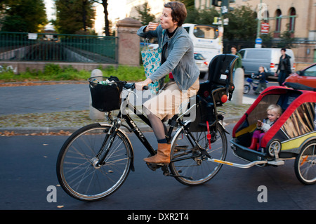 Une mère porte son enfant à vélo à travers les rues de Prenzlauer Berg. Prenzlauer Berg est un quartier de Berlin, faisant l Banque D'Images