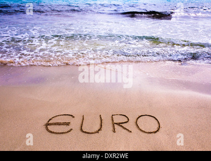 Euro mot écrit dans le sable d'une plage Banque D'Images