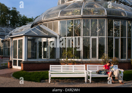 Jardin botanique de Berlin, avec plus de 43 ha le plus grand jardin botanique d'Europe. La principale serre tropicale. Couple. Banque D'Images