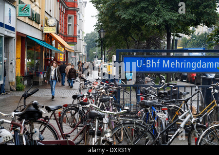 Mehringdamm, Kreuzberg, Berlin, Deutschland. La Mehringdamm est une rue dans le sud de Kreuzberg, à Berlin. Dans le nord il commence Banque D'Images